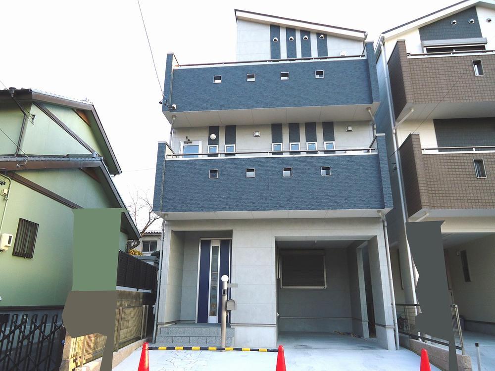Local appearance photo. Good per sun third floor housing! 