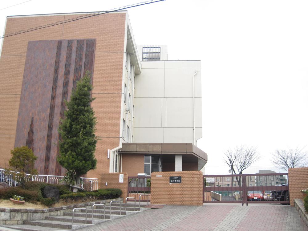 Junior high school. 720m until Ueda junior high school