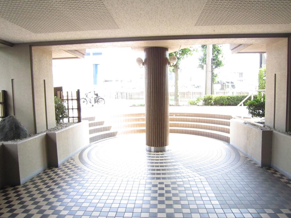 Entrance. Common areas