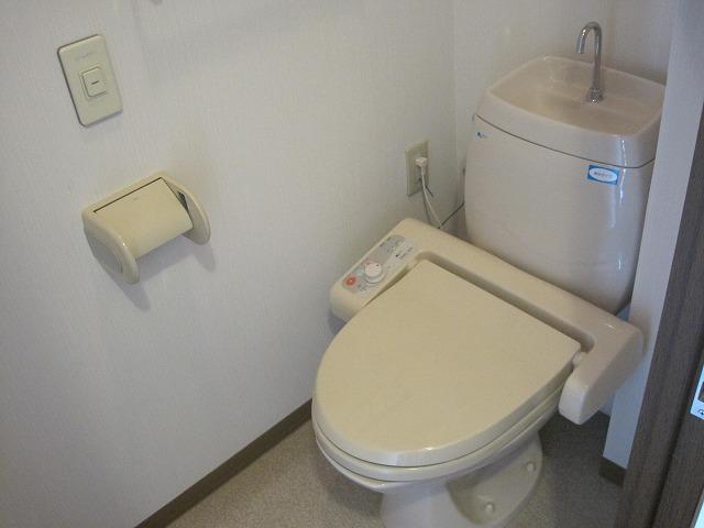 Toilet. Indoor (September 2013) Shooting