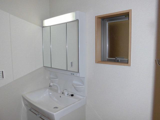 Wash basin, toilet. Indoor (October 25, 2013) Shooting Three-sided mirror with 750 size shampoo dresser