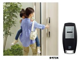 Security equipment. Leave the key in the bag, You can lock and unlock with the push of a button on the door handle.