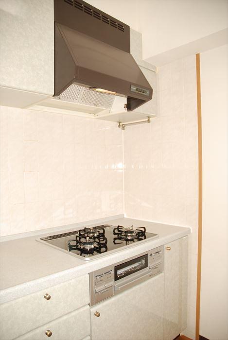 Kitchen. Glass top stove new goods exchange settled