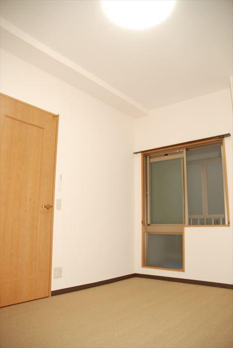 Non-living room. High-ceilinged Western-style