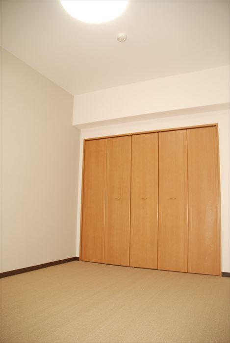 Non-living room. About 6.5 Pledge of Western-style