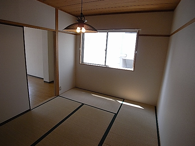 Living and room. Japanese-style room is a 6-tatami rooms.