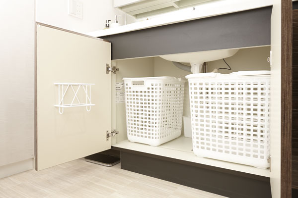 Bathing-wash room.  [Under the sink large storage space] By installing the piping in the back than those of the company's Normal, Realize the storage space of the large capacity under the bowl. Also fits Ease large bucket (same specifications)