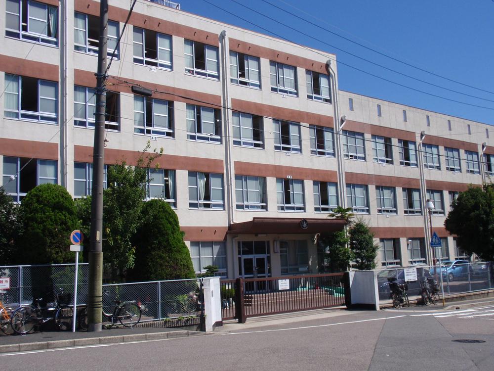 Primary school. Omoteyama is about 160m up to elementary school.