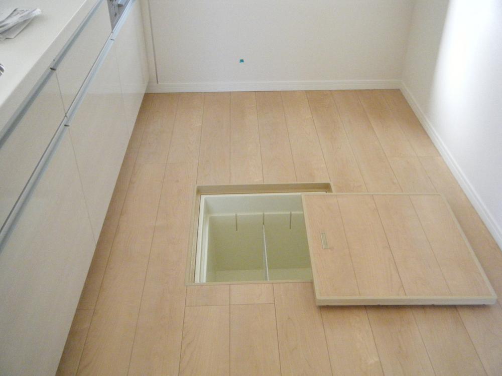 Local photos, including front road. Underfloor Storage