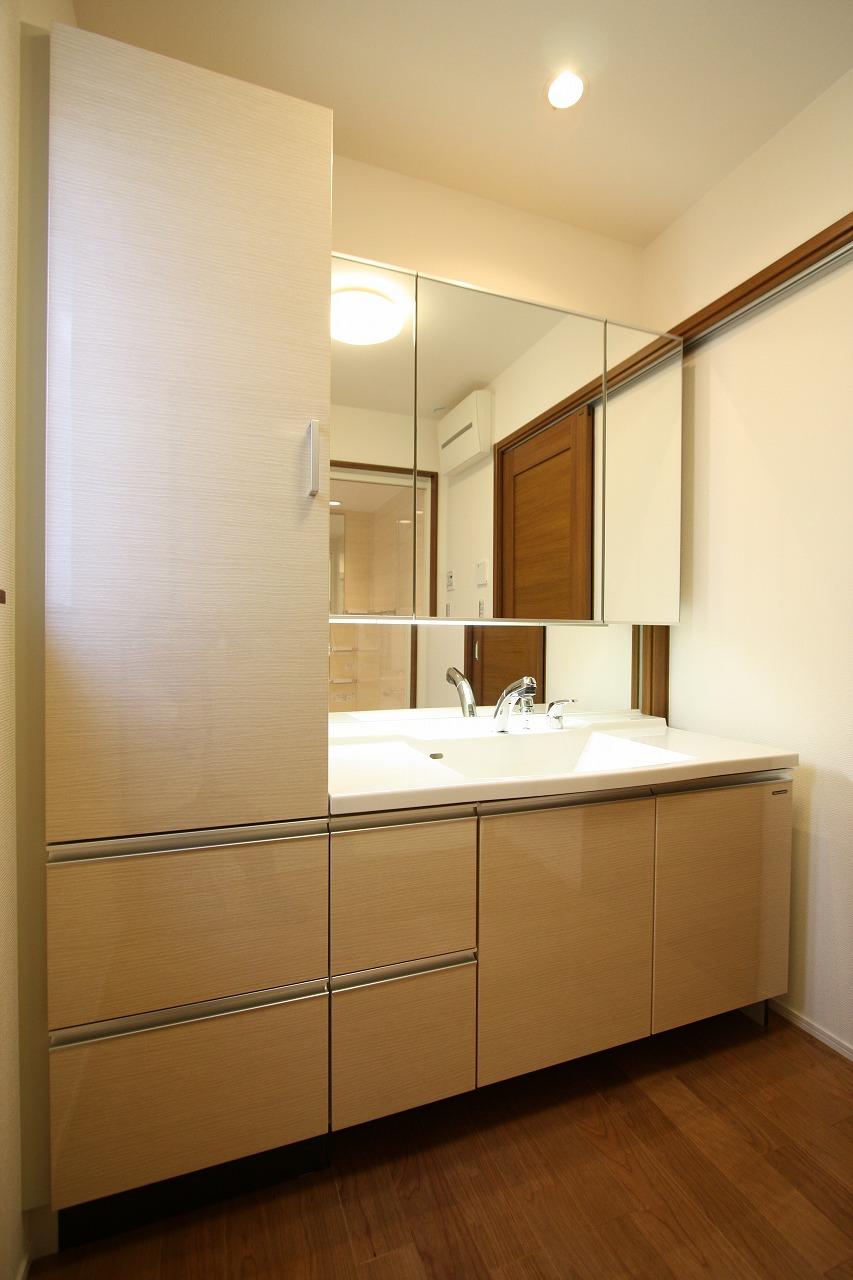Other Equipment. Vanity was adopted in the House for the size that has been used in the storage of the small apartment, We have the storage capacity to up.