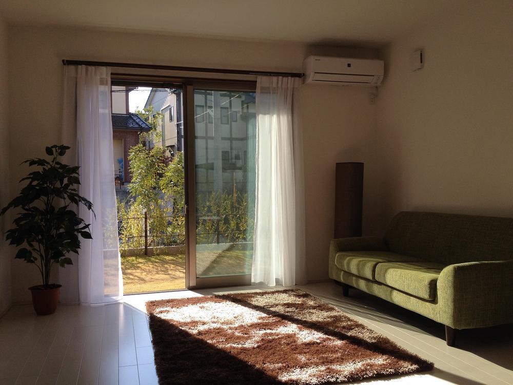Living. Light of the sun opened the window will penetrate down into the smooth stop and the house.