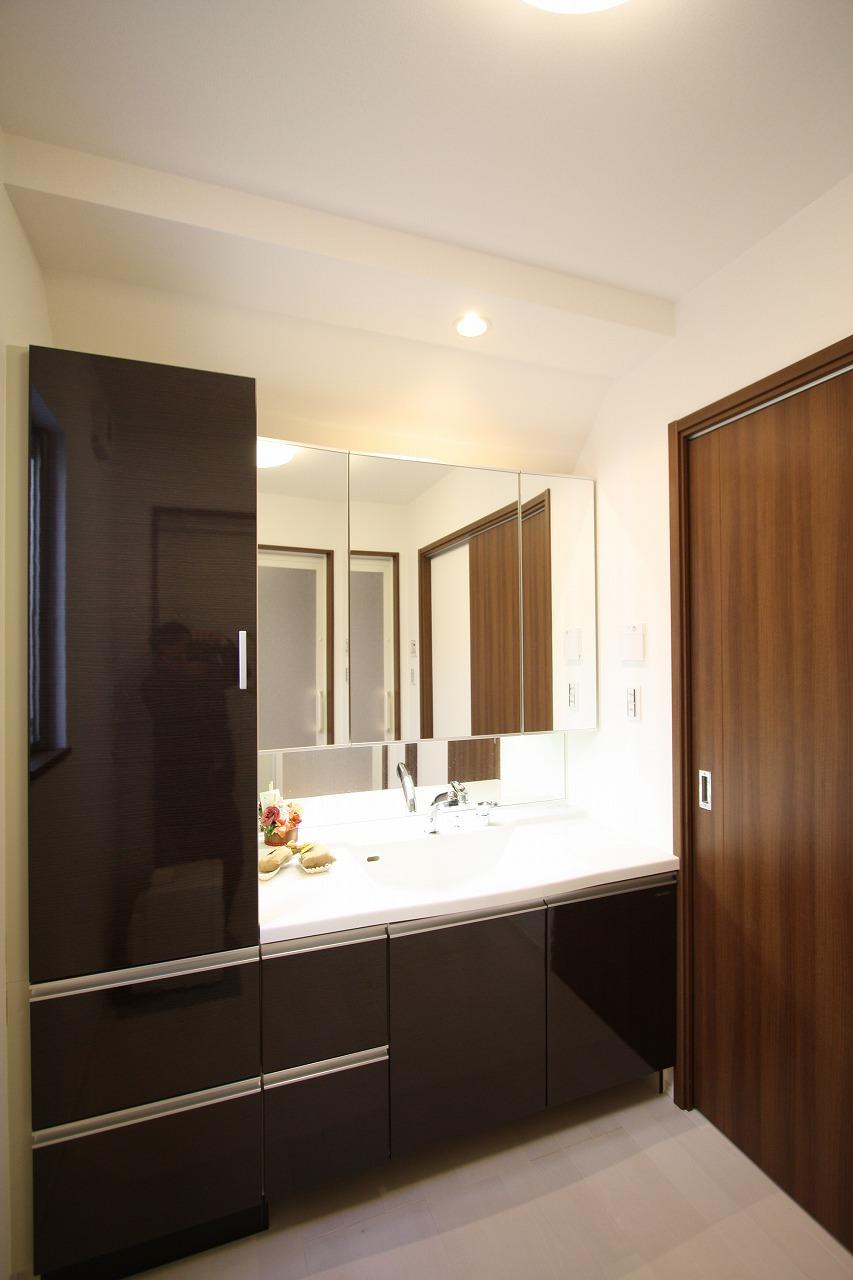 Wash basin, toilet. Wide 1650 mm large vanity.