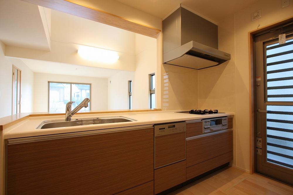 Kitchen. Standard equipped with a convenient dishwasher and the double-sided grill to wife. The reunion of the family to reduce the time of housework.