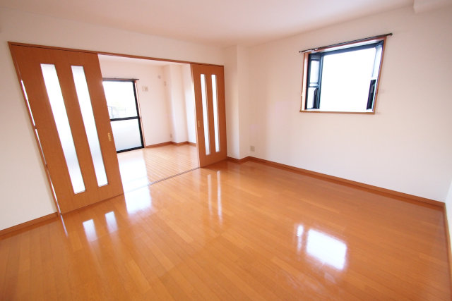 Living and room.  ☆ Living room with bay windows in the corner room ☆ 