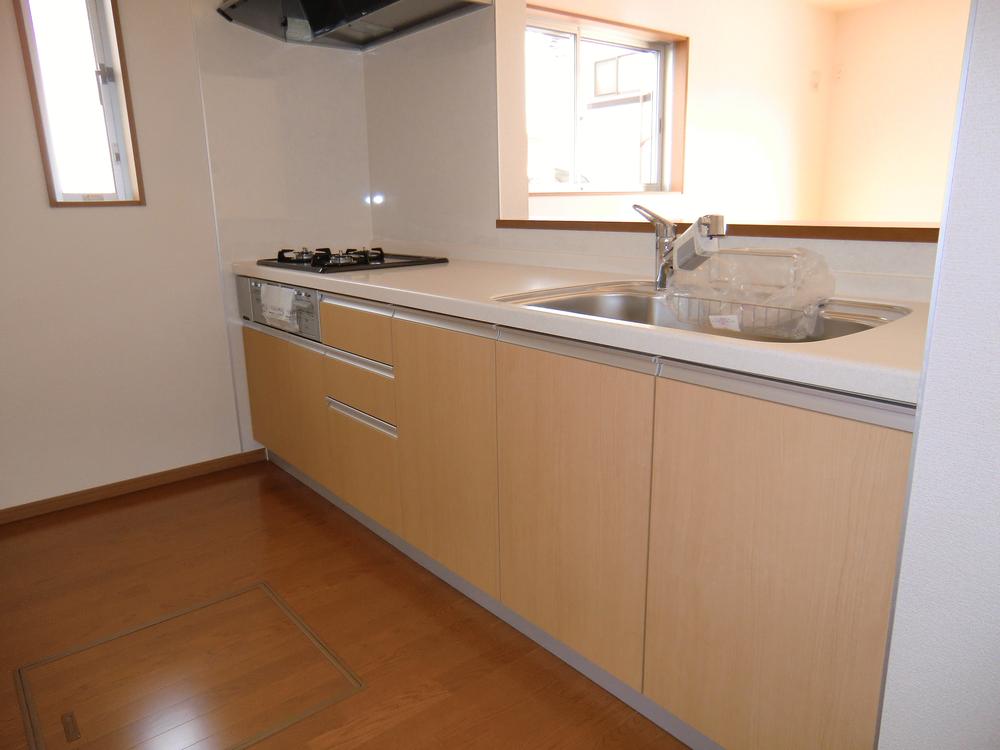 Same specifications photo (kitchen). ◇ Kitchen ◇  Popular counter ・ Artificial marble top ・ Water purifier integrated faucet ・ Quiet specification sink ・ Si sensor stove (three-necked) ・ Underfloor storage, etc.