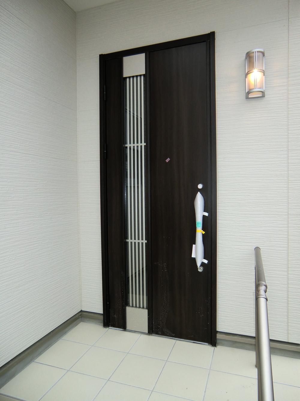 Entrance. ◇ entrance door ◇  Picking measures with door
