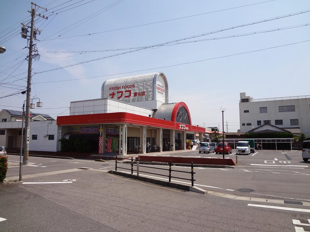 Supermarket. 50m to Nafuko