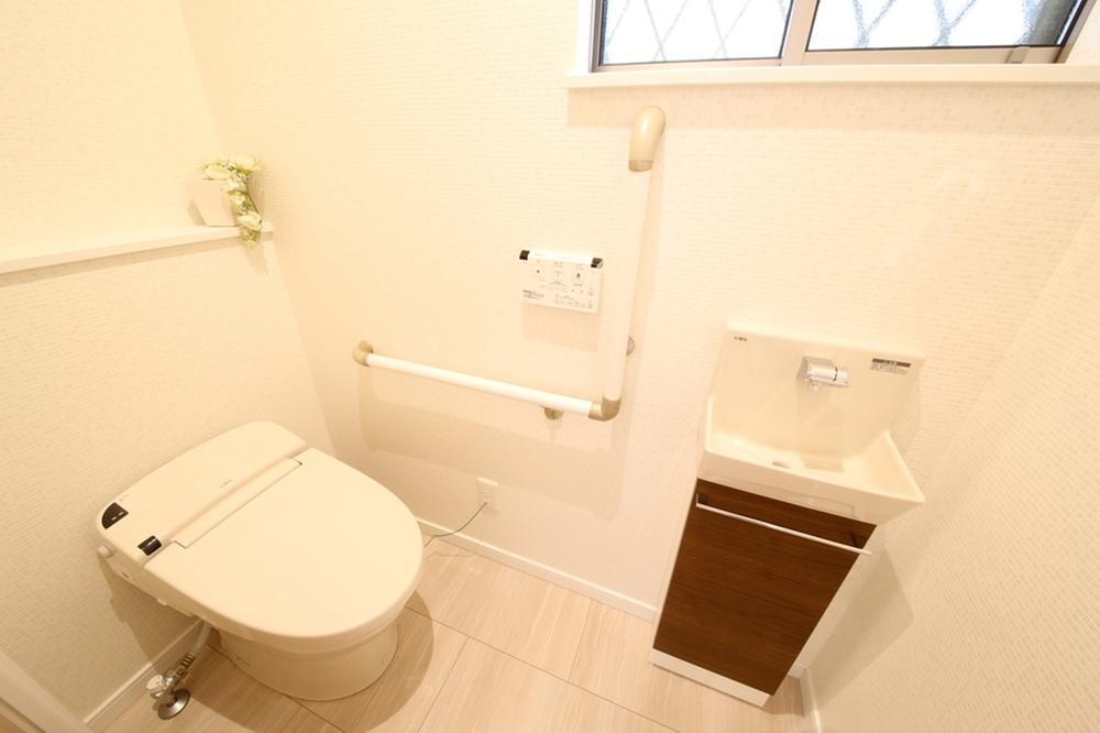 Toilet. Hand washing with the latest tankless toilet counter hyper Kira Mick / ECO5 / Full automatic toilet seat / Fully automatic toilet flushing (11 May 2013) Shooting