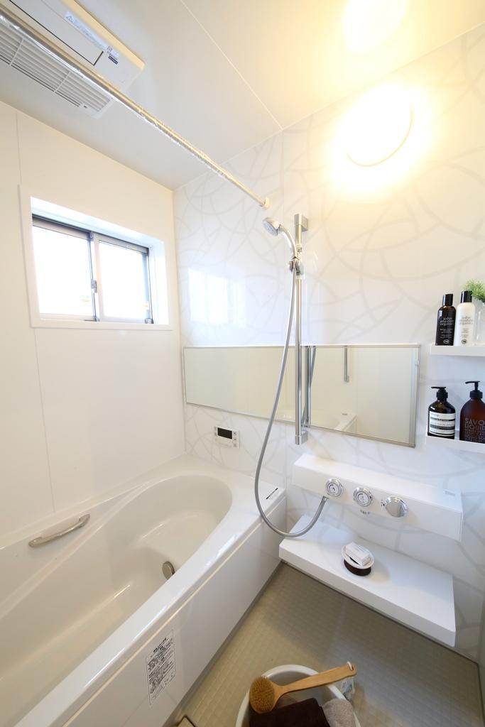 Bathroom. Bathroom heating drying with a unit bus Kururin poi drainage port / Ekobenchi bathtub / Push faucet (November 2013) Shooting