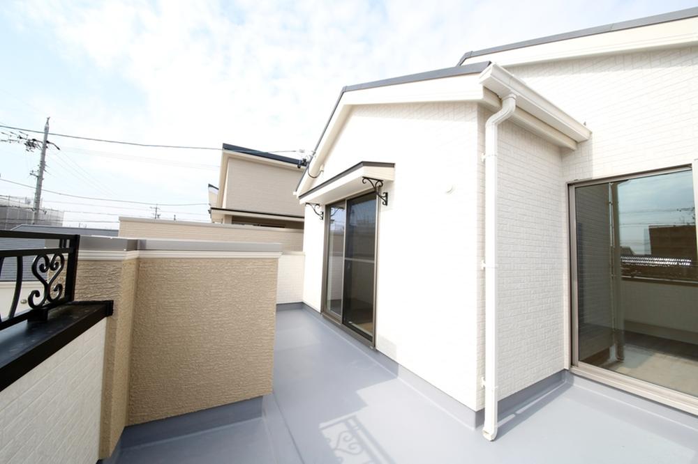 Balcony. Easy-to-use wide balcony (November 2013) Shooting