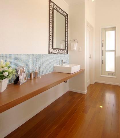 Wash basin, toilet. 2F main bedroom is next to the basin. Also time each other included in the morning, Smoothly and we can get ready ◎