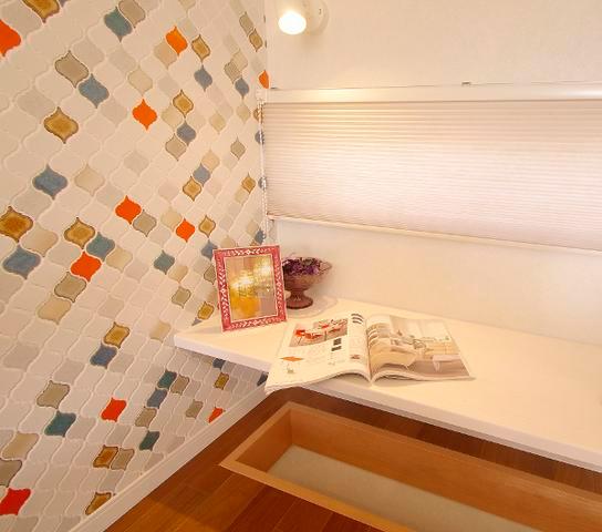 Living. And effective use of the space under the stairs, It is a space of digging your stand style. reading ・ It is recommended to enjoy such as a personal computer.