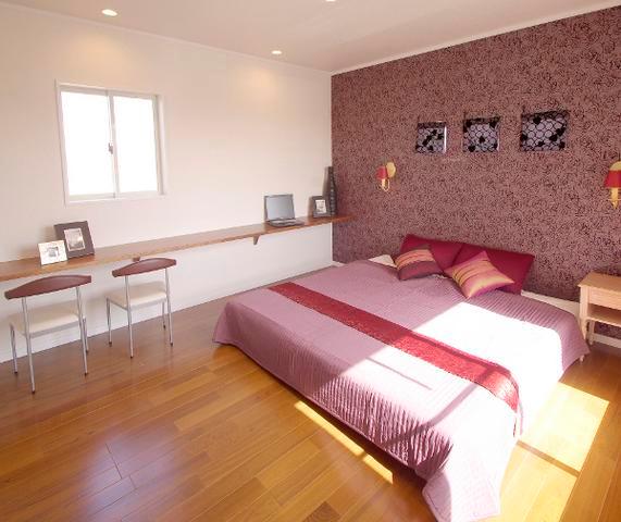 Non-living room. Master bedroom decorated with accent cross only one side. Bedside of the counter or place a fresh photo, TV ・ You can use and enjoy a PC.