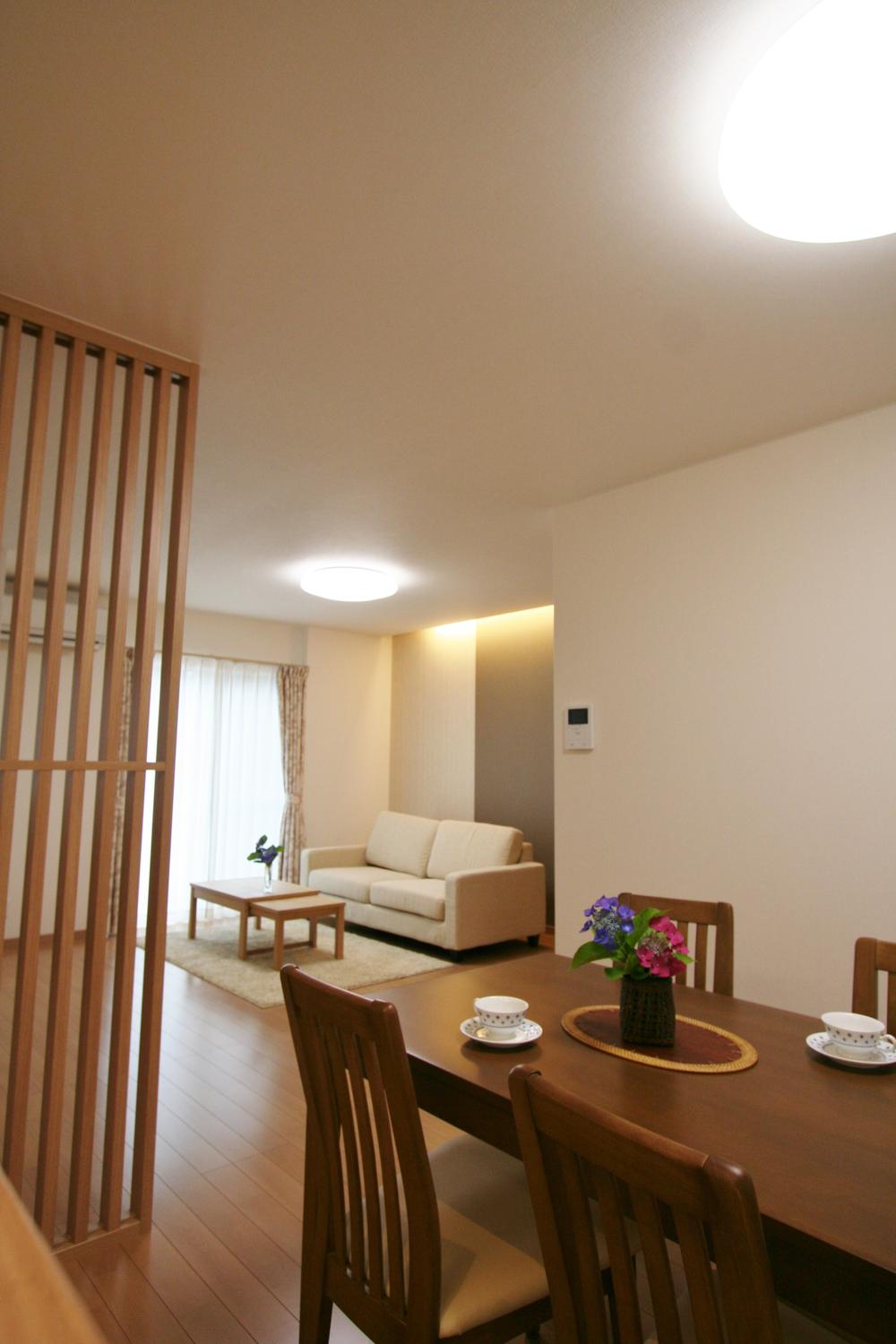 Living. Slit lattice of Living, We make each space independent while leaving the feeling of spaciousness.