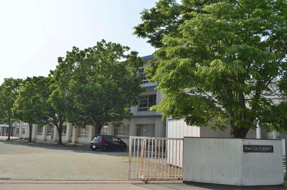 Primary school. 1555m to Nishio City Tatsunaka field Elementary School