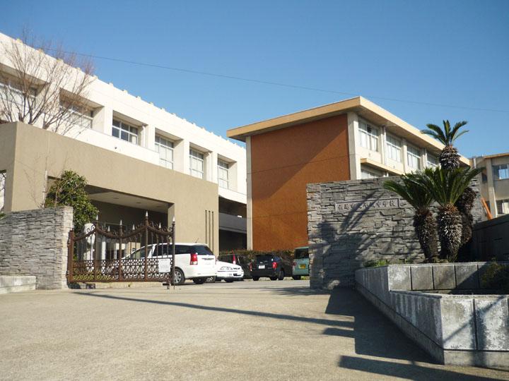 Junior high school. Municipal Hirasaka 1400m walk about 18 minutes until junior high school