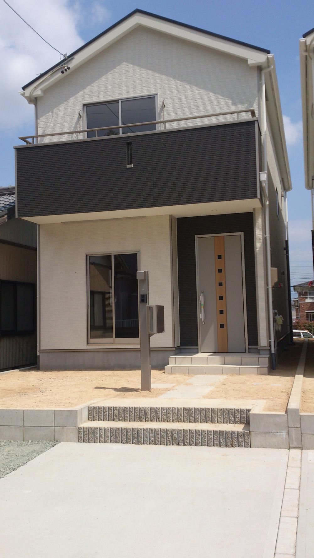 Same specifications photos (appearance). The photograph is an image. In fact it is not the same as building.