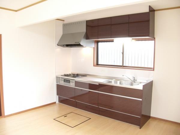 Kitchen. It has been replaced with a new system Kitchen. Please Sift to fully arm of dishes of wife.