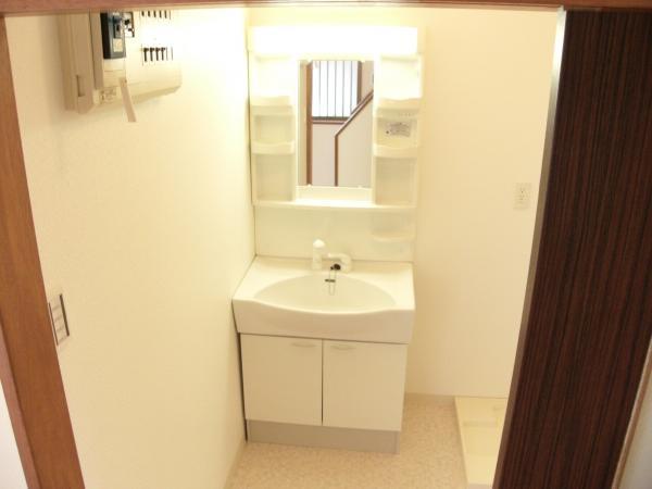 Wash basin, toilet. Exchange did wash basin of new. Comfortably you can use.