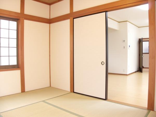 Non-living room. Japanese-style room has a tatami of Omotegae. You can also will be used to continue with the LDK.