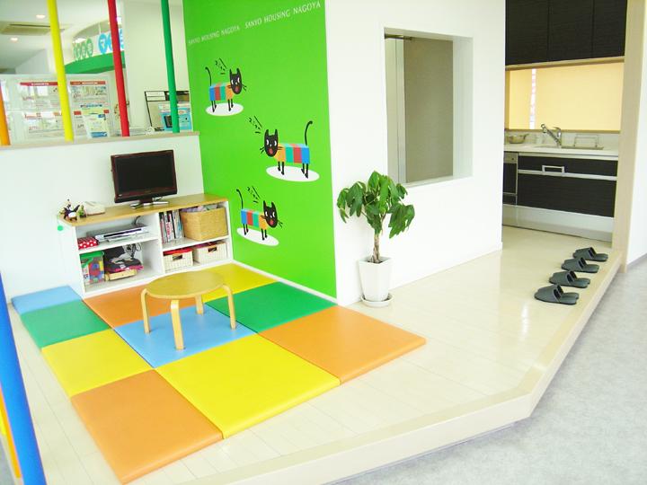 exhibition hall / Showroom. Kids room visible from the meeting space ☆ It is safe can have small children! !