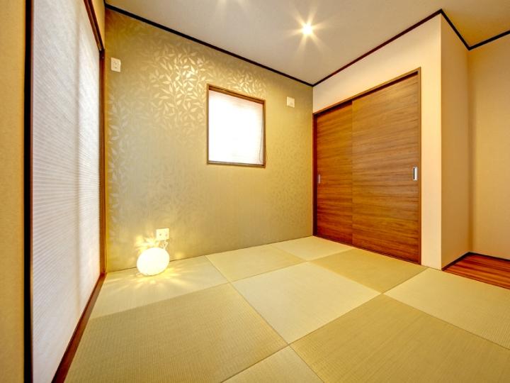 Non-living room. Japanese-style room with a warm atmosphere, Also it leads to the courtyard. Because it is a little bit away from the LDK, It is ideal for a nap.