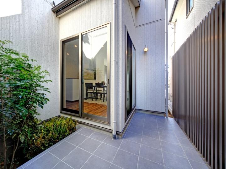 Garden. Courtyard terrace, You can also enter from the LDK and the Japanese-style room. Without worrying about the public eye, You can spend laid back.
