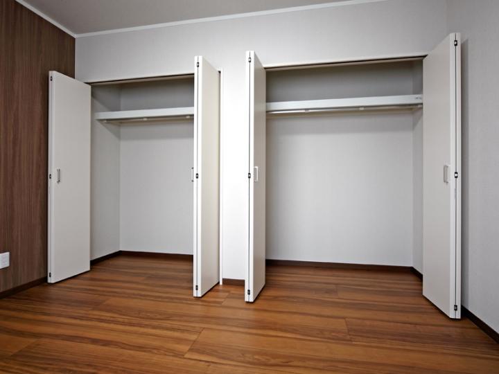 Receipt. Western-style double closet. Because it is two provided, And it ensures you do not worry about the storage!