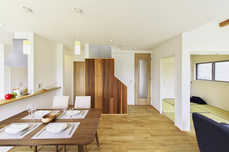 Living. (No.4) of natural wood floors and walls of the warmth of the living room (10 May 2013) Shooting ※ Is the conclusion of a contract already compartment