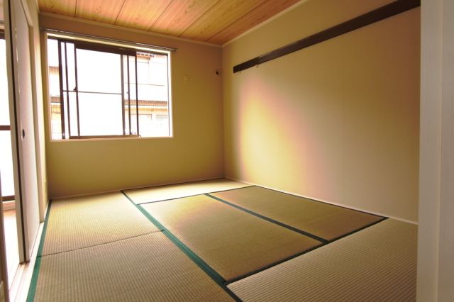 Living and room. It has tatami good atmosphere