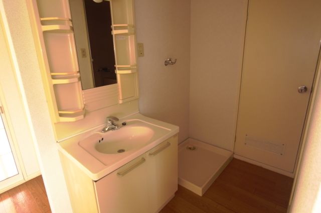Washroom. Wash basin, This washing machine Storage