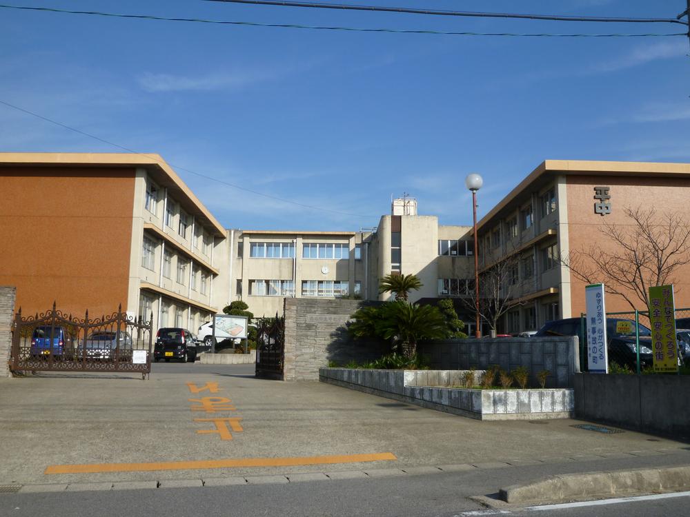 Junior high school. 1170m until Nishio Municipal Hirasaka junior high school