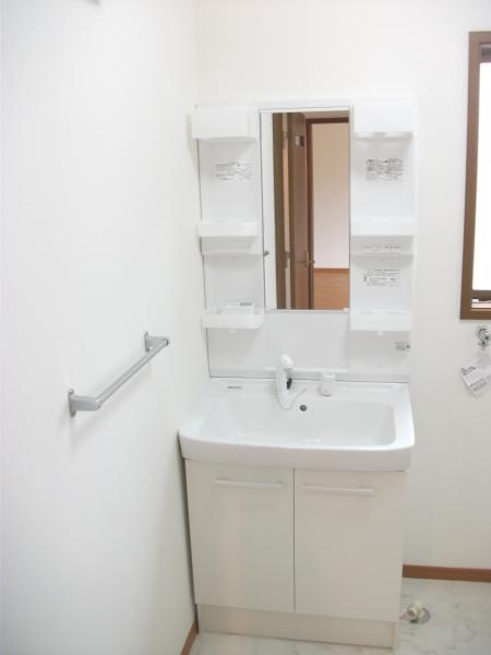 Wash basin, toilet. Your guests will comfortably exchange did wash basin of new.