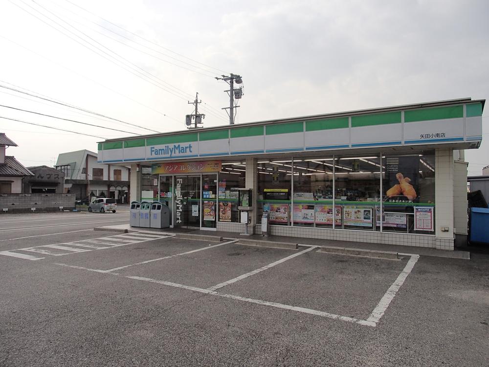 Convenience store. 820m to FamilyMart Yada Kominami shop