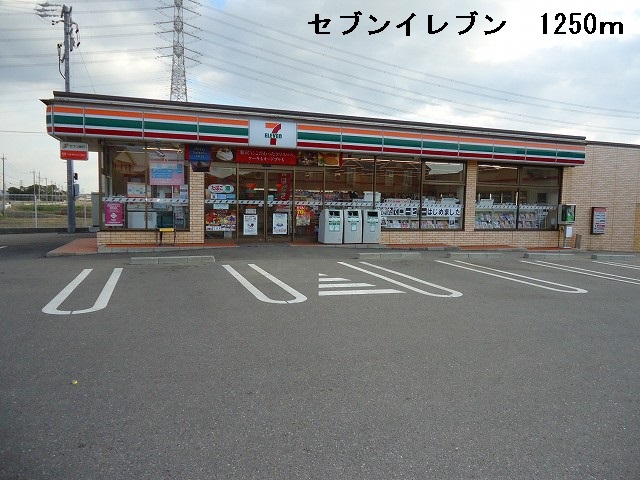 Convenience store. Seven-Eleven Nishio crowded the town store (convenience store) up to 1250m