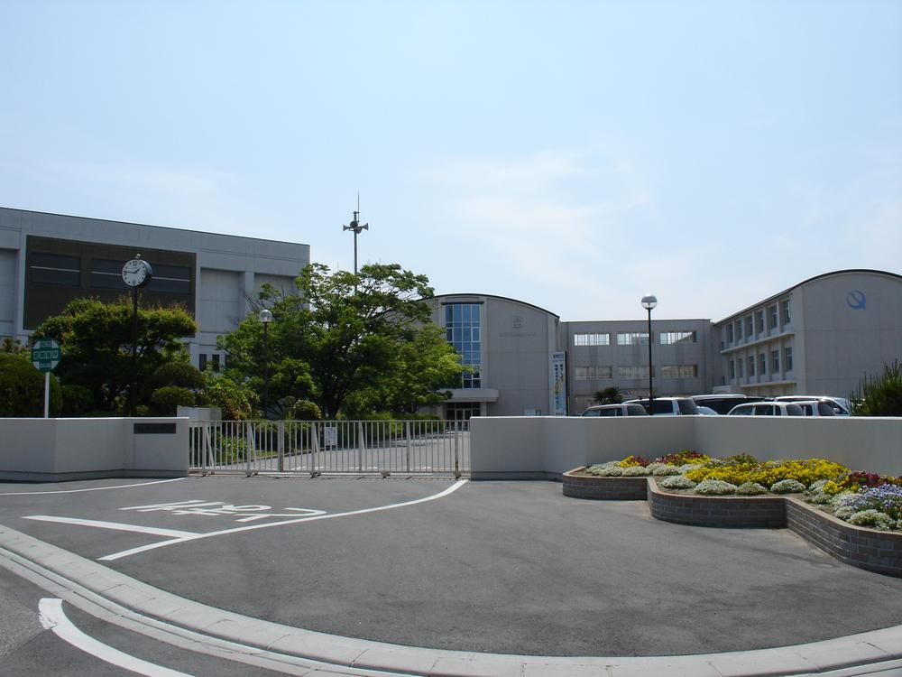 Junior high school. 3400m until Nishio Municipal Tsurugi junior high school