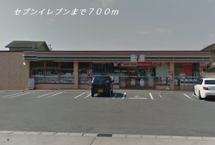 Convenience store. 700m to Seven-Eleven (convenience store)