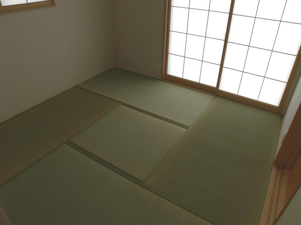Non-living room. If you come with small children, It is often better to be used in the playroom. Or Daddy's grounder sleeping room (laughs)