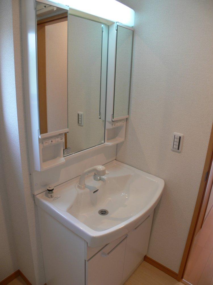 Wash basin, toilet. Because it is a washroom of limited space, Storage is a game. It is very often those who attach the cupboard hanging in options. 