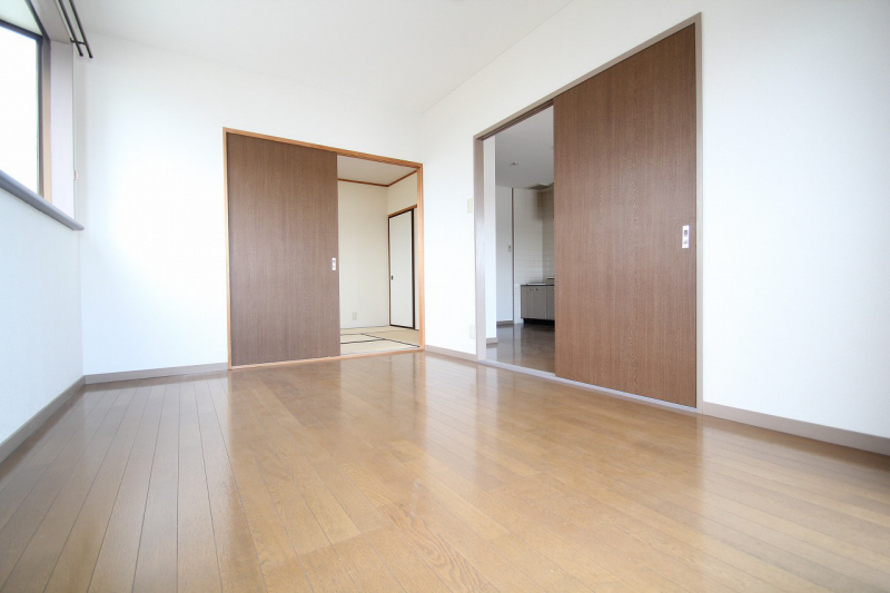 Living and room. It is a bay window with a Western-style 6 tatami rooms.